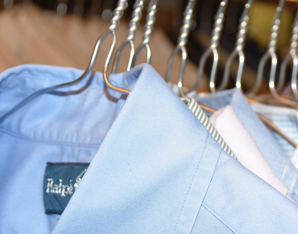VI hänger dina skjortor på tunna smarta metallgalgar. Det är standard :)